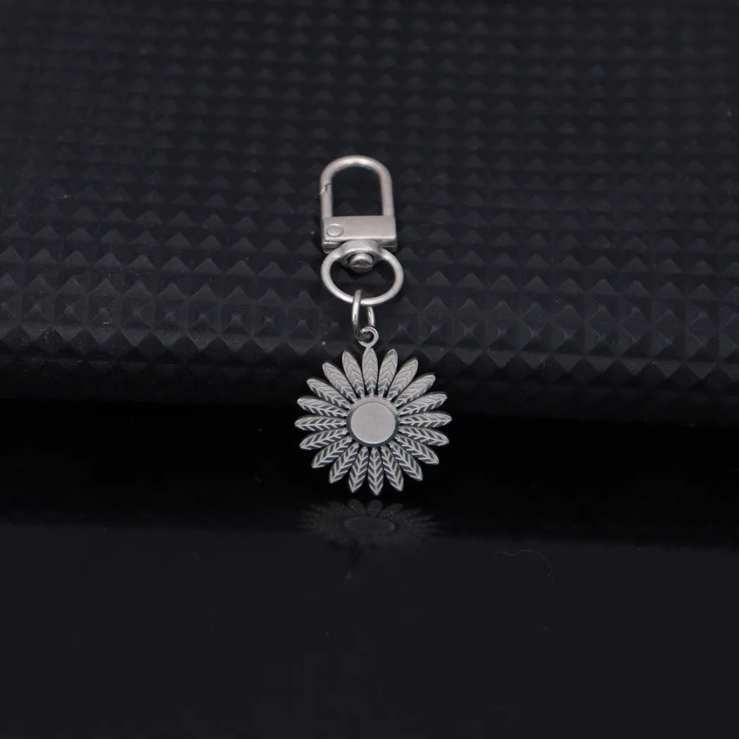 New fashionable stainless steel flower pendant keychain - simple and creative, versatile accessory that won't fade. Ideal gift f