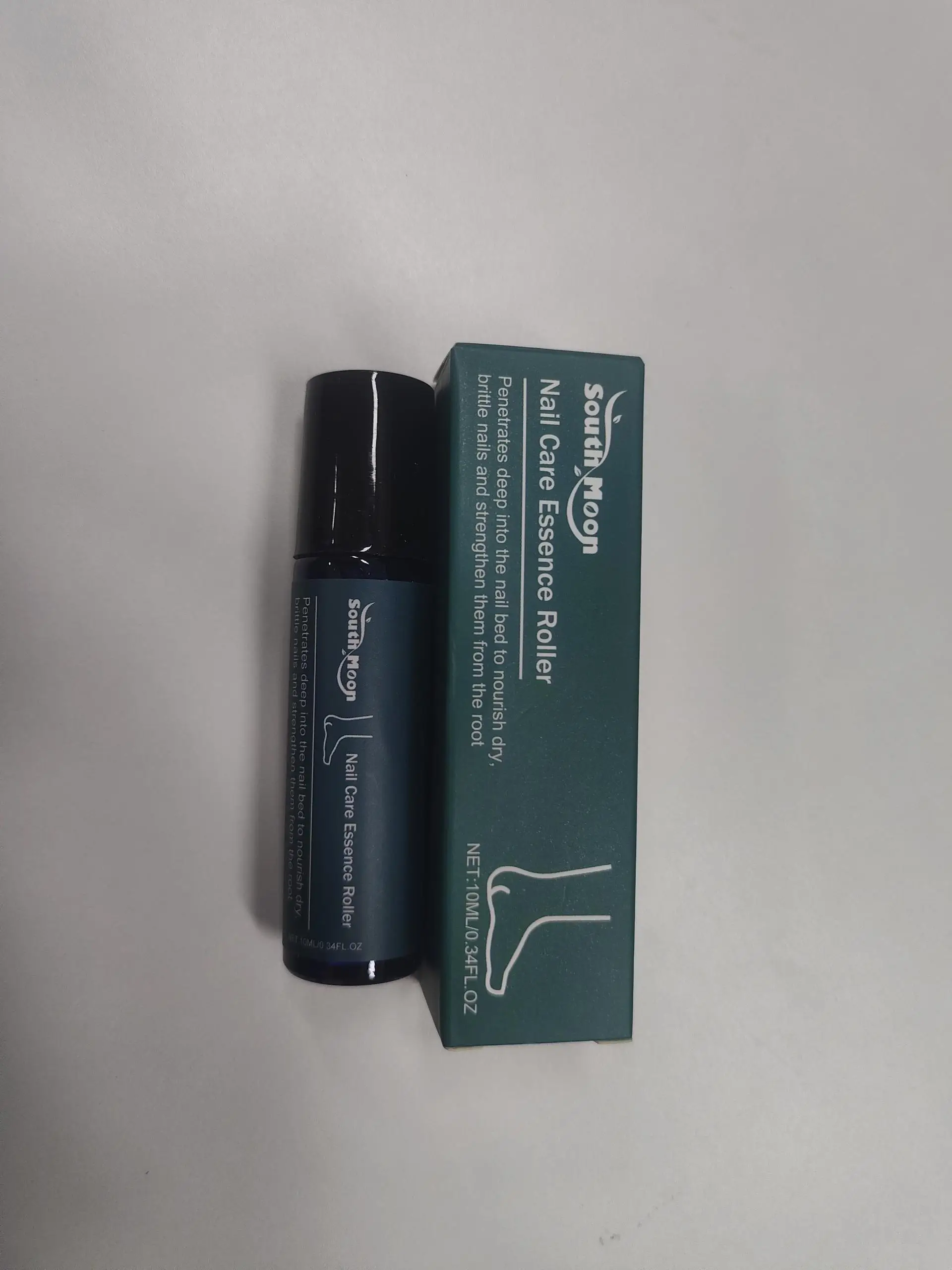 أسطوانة جوهر العناية بالأظافر من ساوث مون - مغذية وتقوية للأظافر الجافة والهشة، أداة توزيع الكرة الدوارة