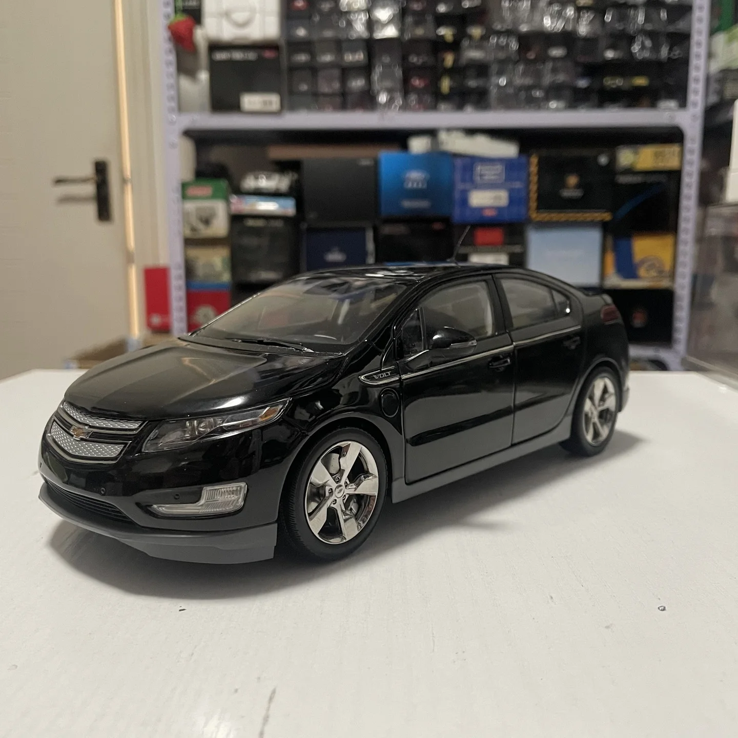 

1:18 Scale Diecast Alloy Black Chevrolet Volt 2012 Toys Cars Model Classics Nostalgia Adult Souvenir Gifts Static Display