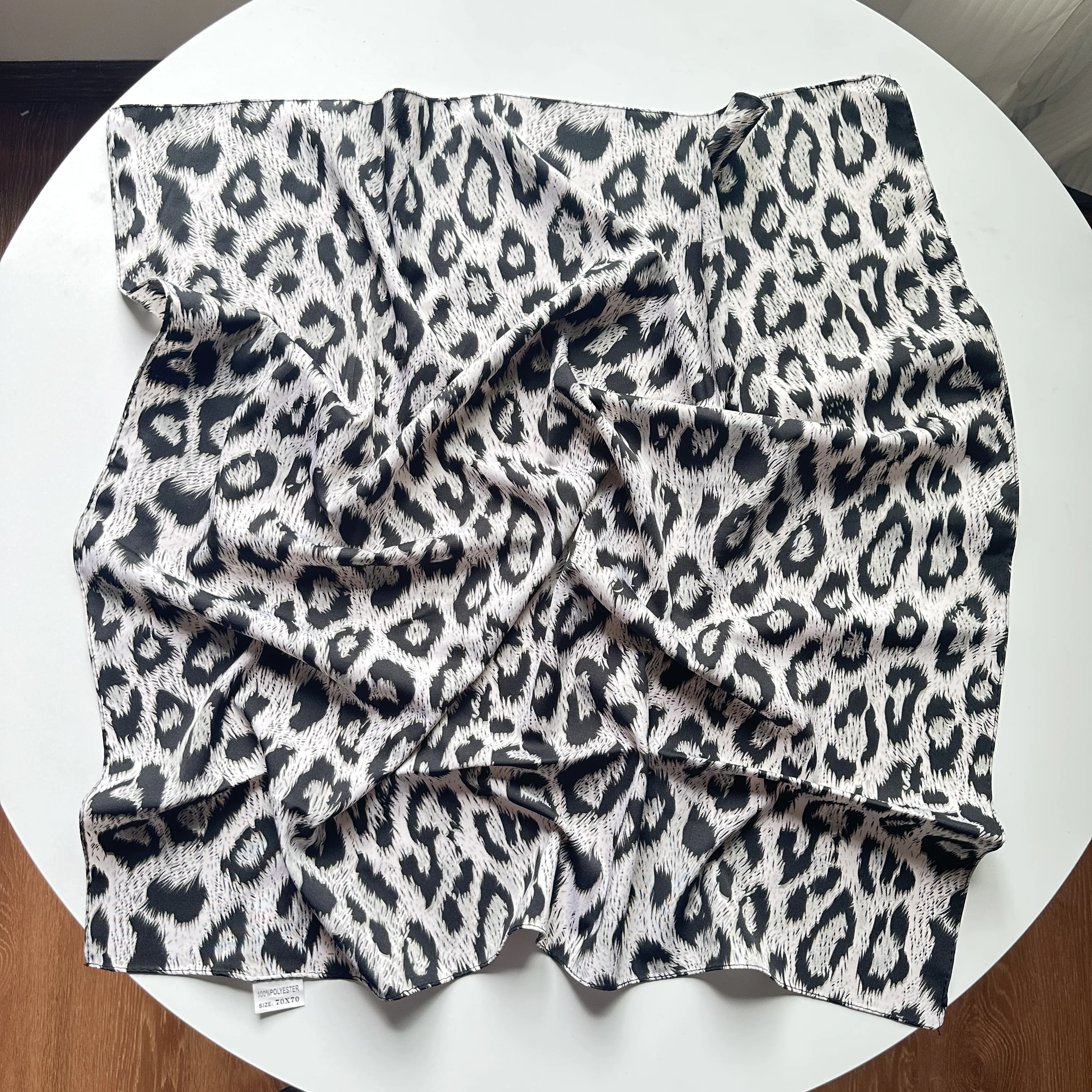 1Pc Spring/Summer/Autumn New Style Printed Leopard Print 70cm Small Silk Scarf, Comfortable and Skin-Friendly Bohemian Small Square Scarf, Headscarf, Versatile European and American Style Neck Scarf, Hairband