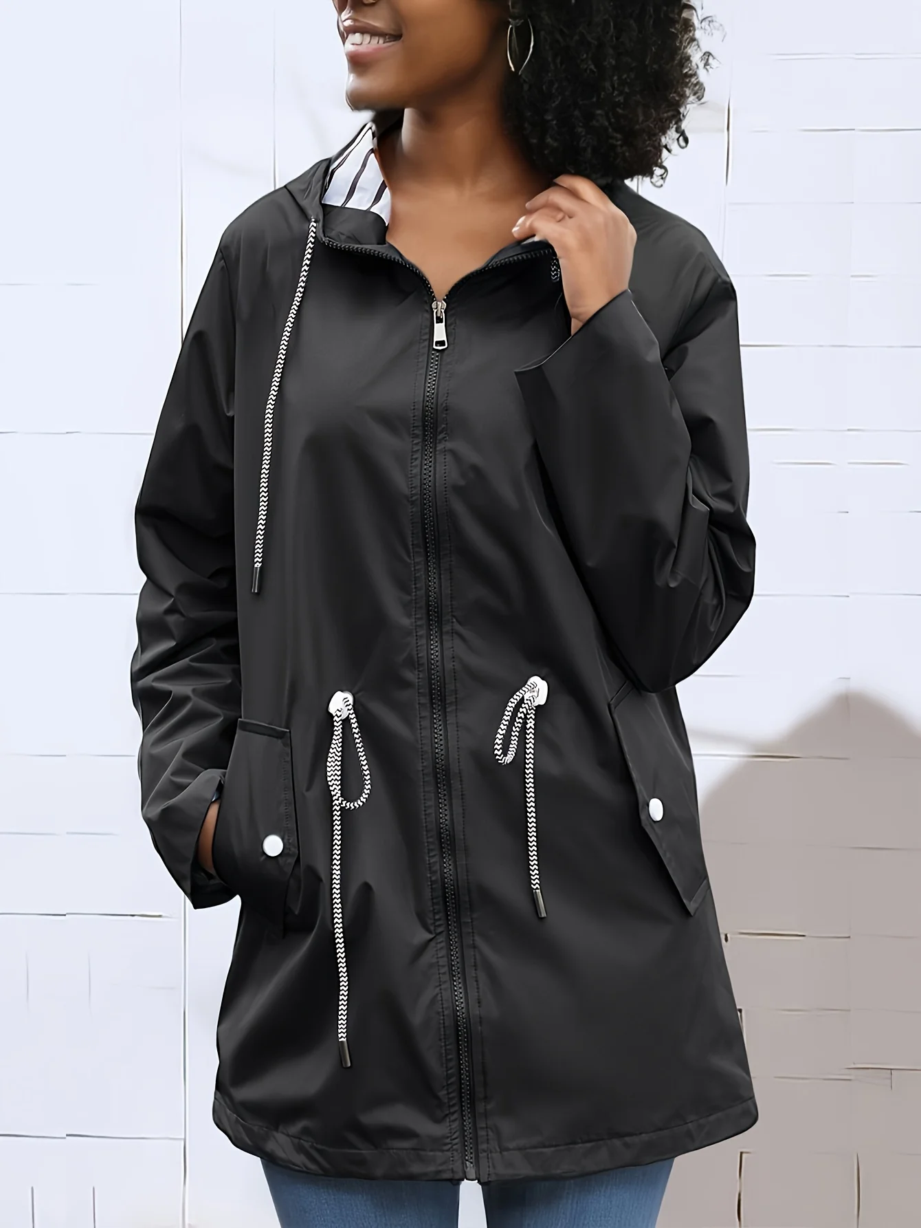 

Обычный элегантный повседневный черный плащ для женщин с карманами на молнии и шнурком