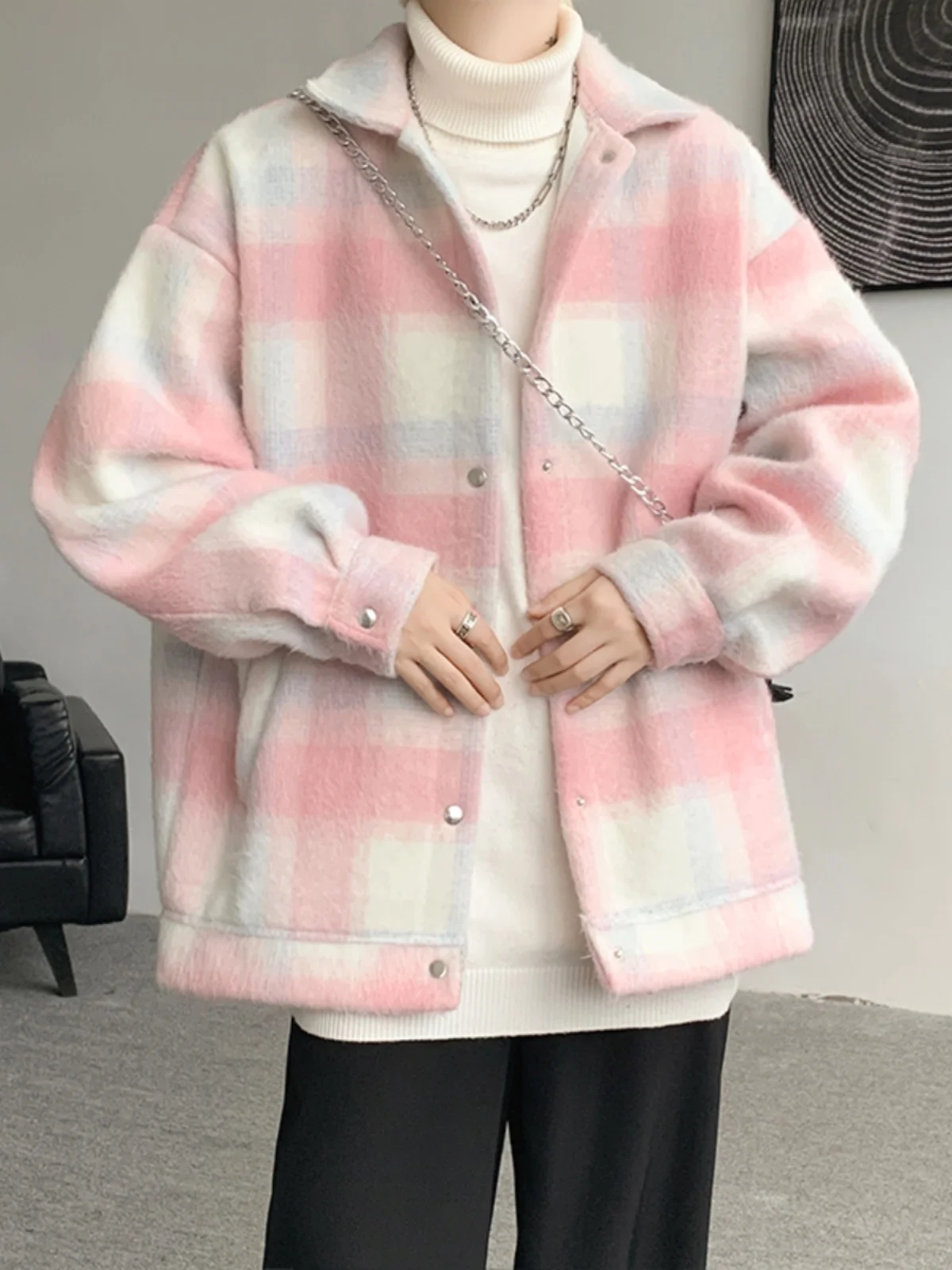 معطف صوف منقوش وردي عالي الجودة للرجال لخريف وشتاء 2025 رمادي فضفاض غير رسمي يومي بياقة مقلوبة وأكمام طويلة