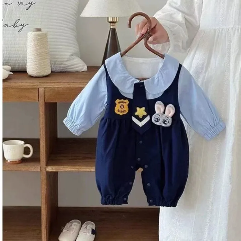 

Новый весенне-летний комбинезон для новорожденных с длинными рукавами и отложным воротником, с мультяшным синим кроликом-полицейским, в стиле преппи, для детей 0-1 года, коллекция 2026 года