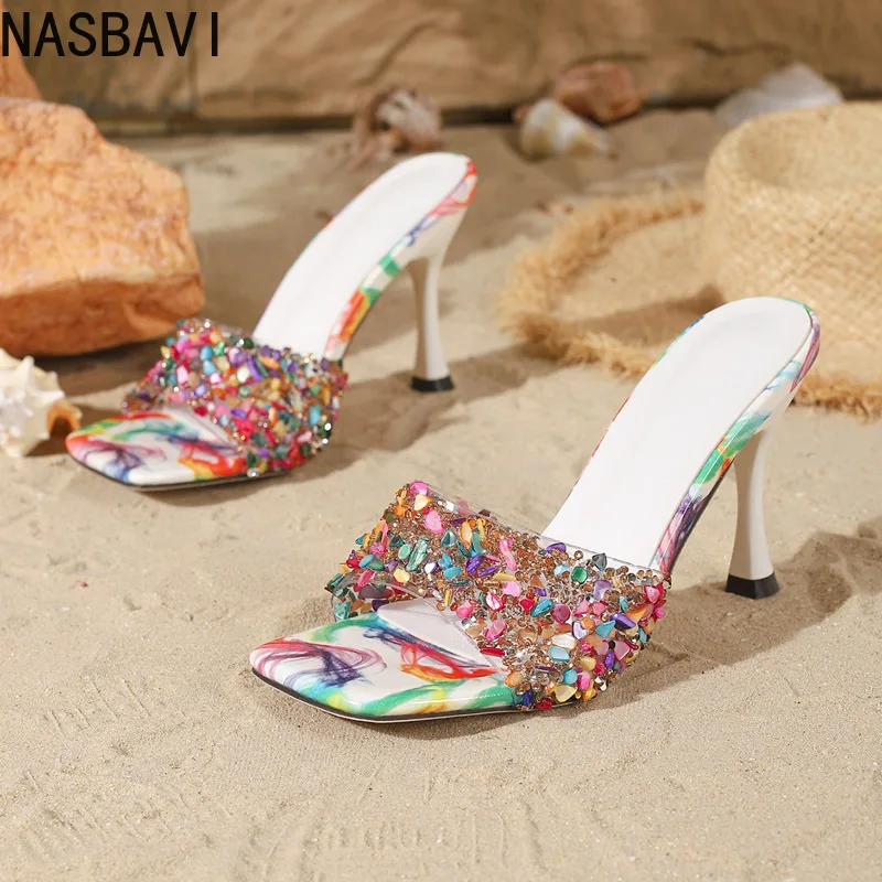 

Дизайнерские летние тапочки с открытым носком и цветными стразами, женские прозрачные пикантные шлепанцы из ПВХ на тонком каблуке, женские шлепанцы для стриптиза