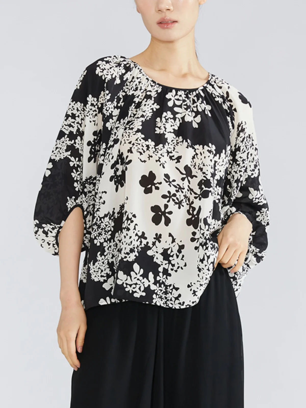 

100% Mulberry Silk Crepe De Chine Women's Elegant Blouses Black White Printed Loose Rround Neck Shirt Lantern Sleeves Bat Top