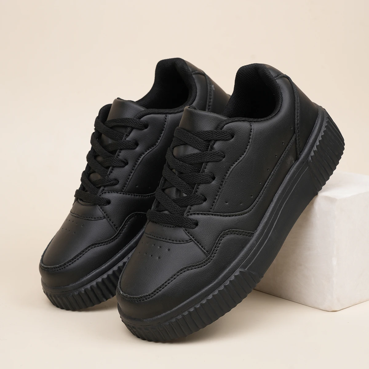 Unisex Black Skateboard Shoes Platform Lightweight Minimalist Sneakers Men Women Sports Shoes Non-slip Casual Men's Skate Shoes