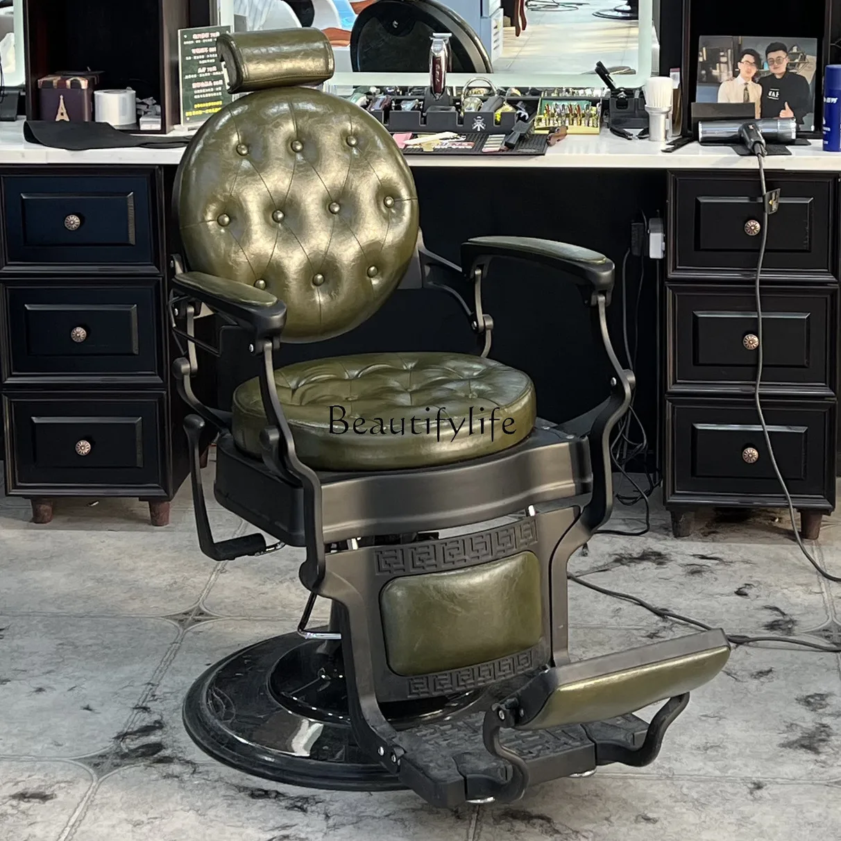 Hairdressing Chair for Hair Salon Barber Shop Hair Cutting Can Be Put down Retro Chair