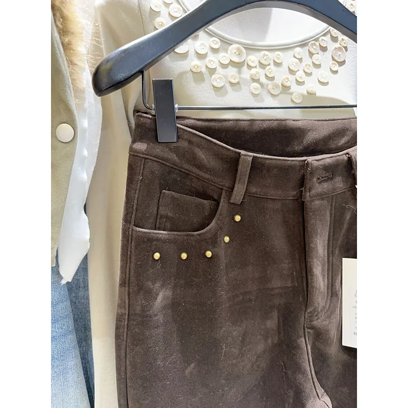 Benuynffy Modne Retro Grube Spodnie z Zamszu Damskie Jesień Zima 2025 Nowe Spodnie Rozszerzane z Niskim Stanem i Kieszeniami z Nitami Streetwear Lata 2000