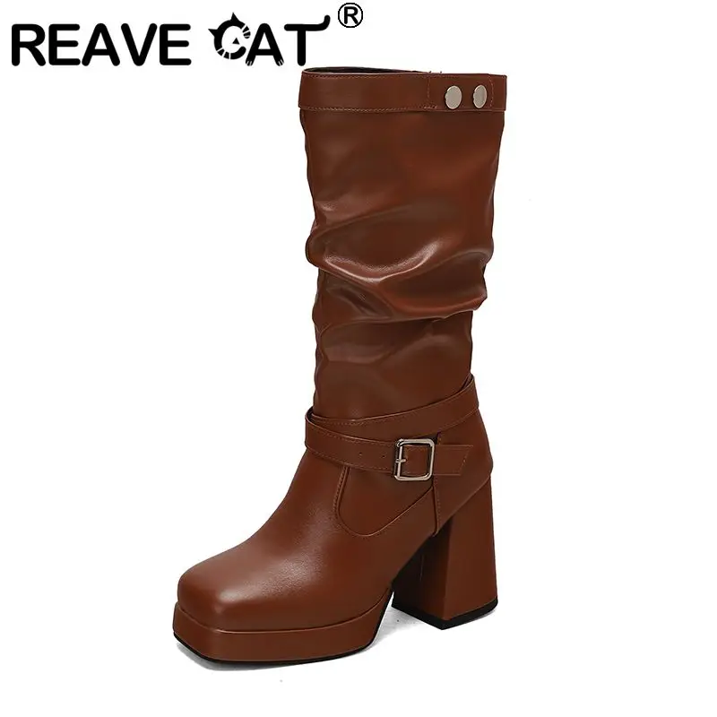 

REAVE CAT Женские сапоги до середины икры с квадратным носком, блочный каблук 9,5 см, платформа 2,5 см, слипоны с пряжкой на ремне, плиссированные, расширенный размер 45, 46 47 48