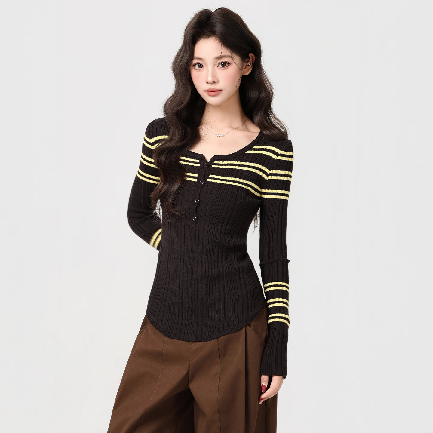 Design listrado de bloqueio de cor, suéter de malha de manga comprida, sentimento de alta qualidade feminino outono/inverno, ajuste fino e top de flutuação