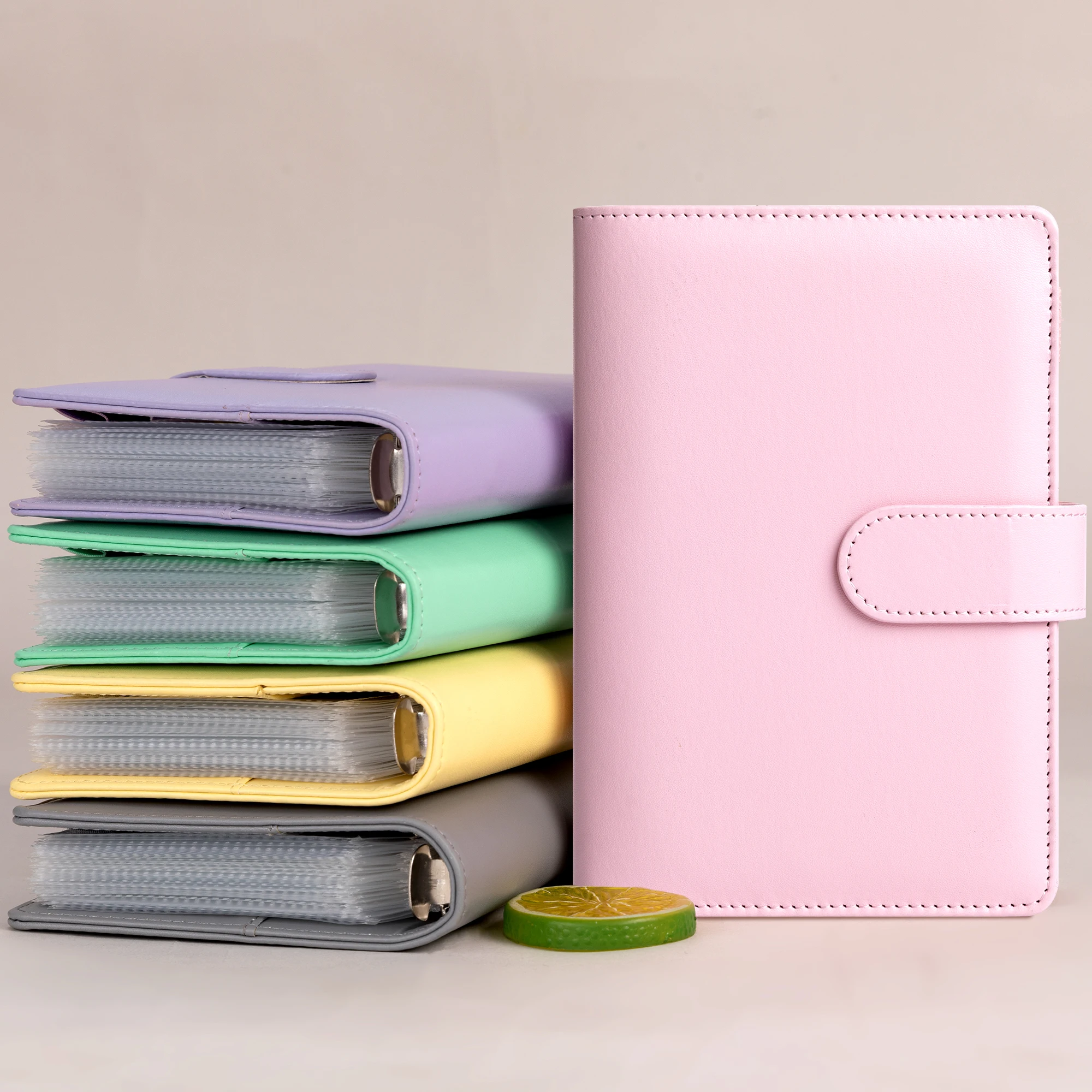 Бюджетный планировщик из искусственной кожи с конвертами для наличных денег и страницами план. Цветной блокнот с карманами для переплета формата А6 на молнии и бумагами для этикеток.