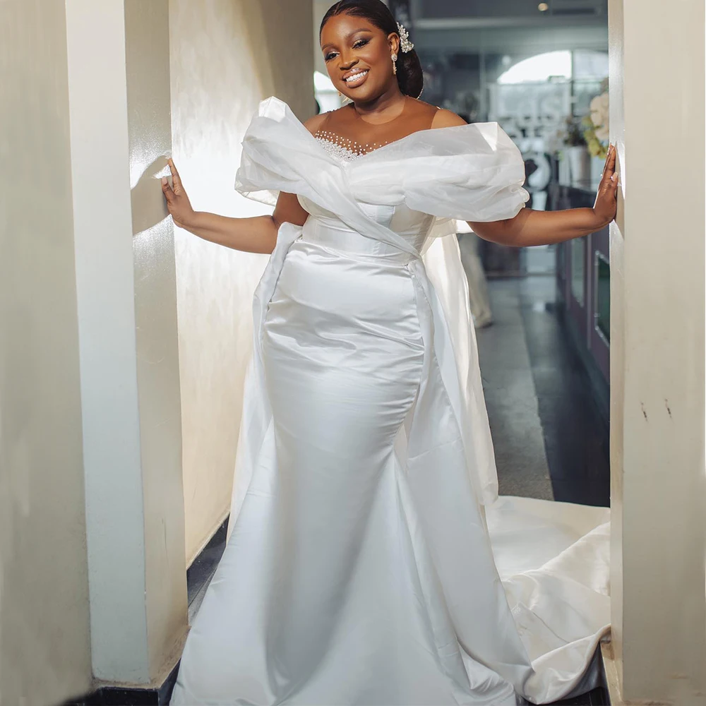 Abiti da sposa a sirena bianca con strascico staccabile Collo trasparente Perle Perline Abiti da sposa africani in raso abiti da sposa personalizzati