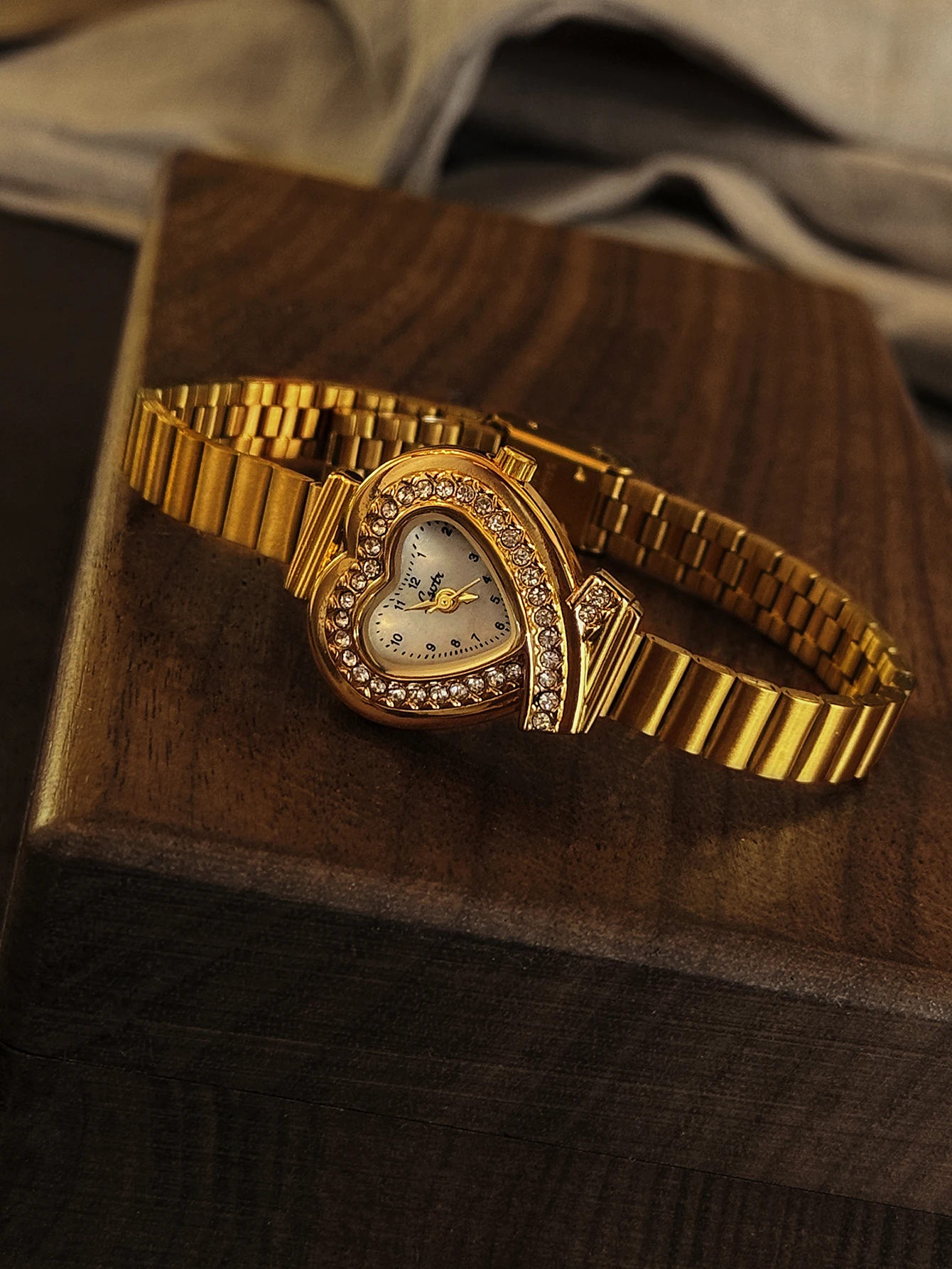 1 new gold retro style exquisite ladies quartz watch inlaid with diamond stainless steel strap heart-shaped dial with Arabic scale simple minority design ladies small watch suitable for daily wear decoration and gifts