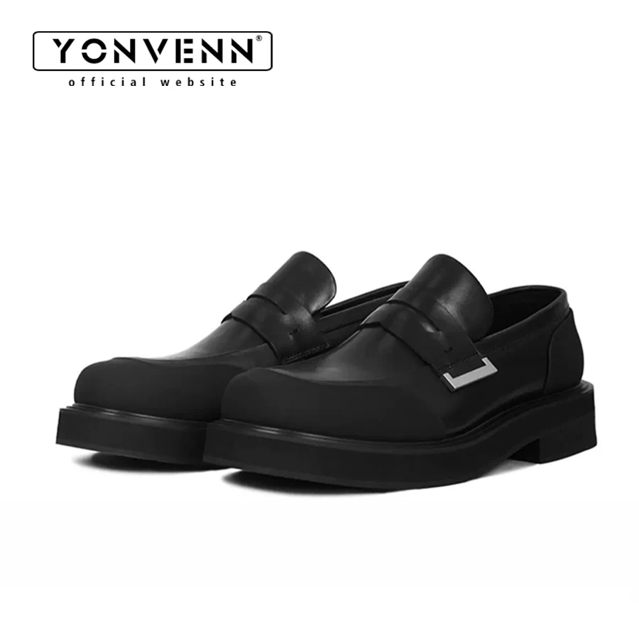 YONVENN Original 2025 ใหม่รองเท้าหนัง loafer สําหรับผู้ชายลื่นบนความสูงสบายๆเพิ่มหนาอเนกประสงค์รองเท้าอย่างเป็นทางการ