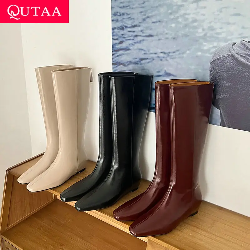 

QUTAA 2026 модные зимние женские сапоги до колена из коровьей кожи на танкетке с квадратным носком, женская обувь на высоком каблуке, мотоциклетные длинные сапоги 34-40