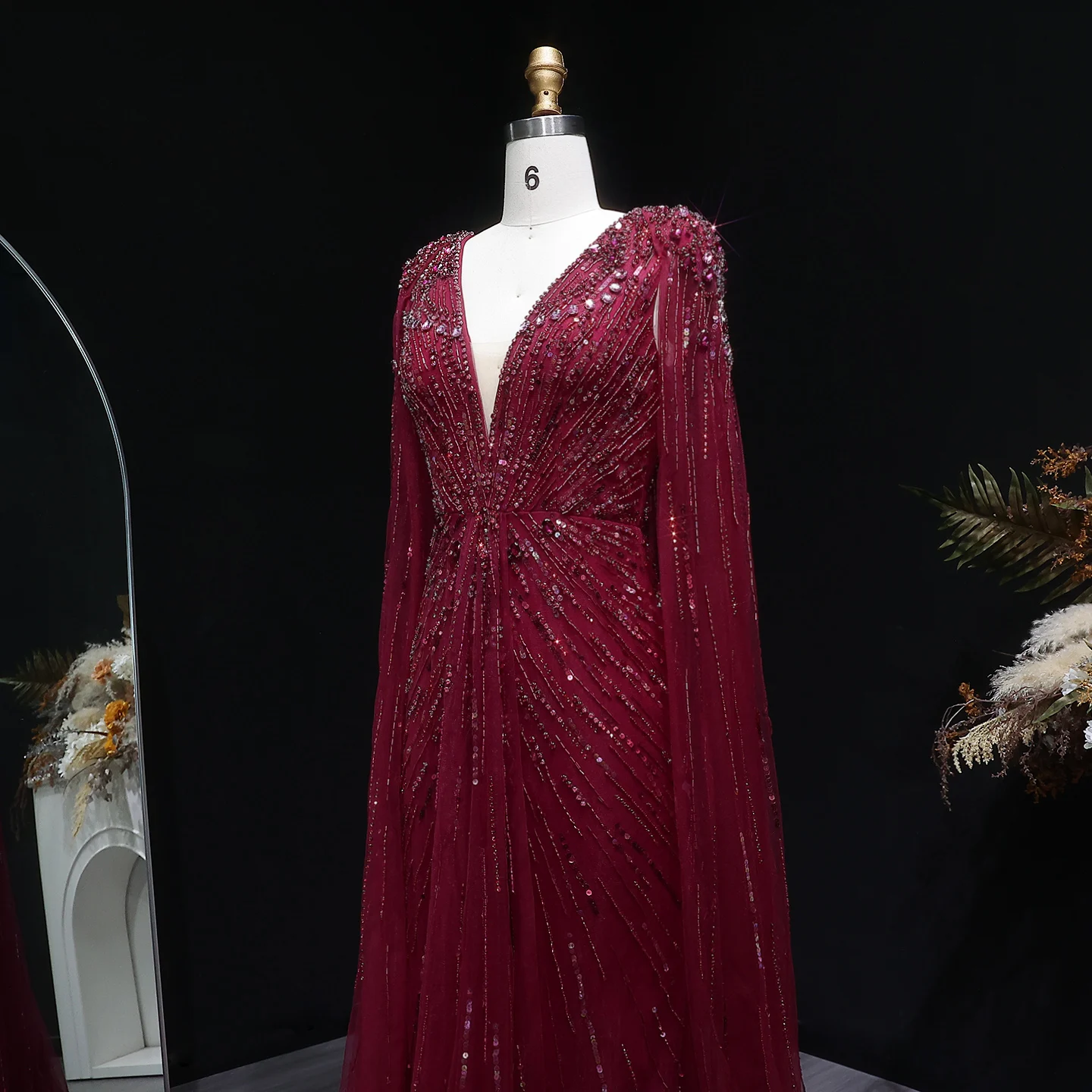 Sharon Said Dubai Burgunderrotes Abendkleid mit V-Ausschnitt und Cape-Ärmeln, Perlenbesetztes A-Linien-Kleid, Damen-Abendkleid SS399 Maßanfertigung – Detail 6