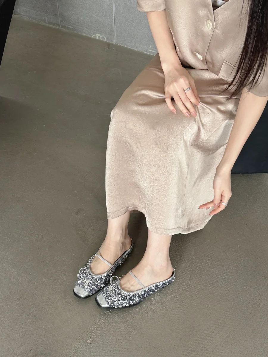 Sepatu sandal wanita ujung persegi sandal simpul kupu-kupu karet 2024 rendah tumit datar kain Bling simpul kupu-kupu PU katun