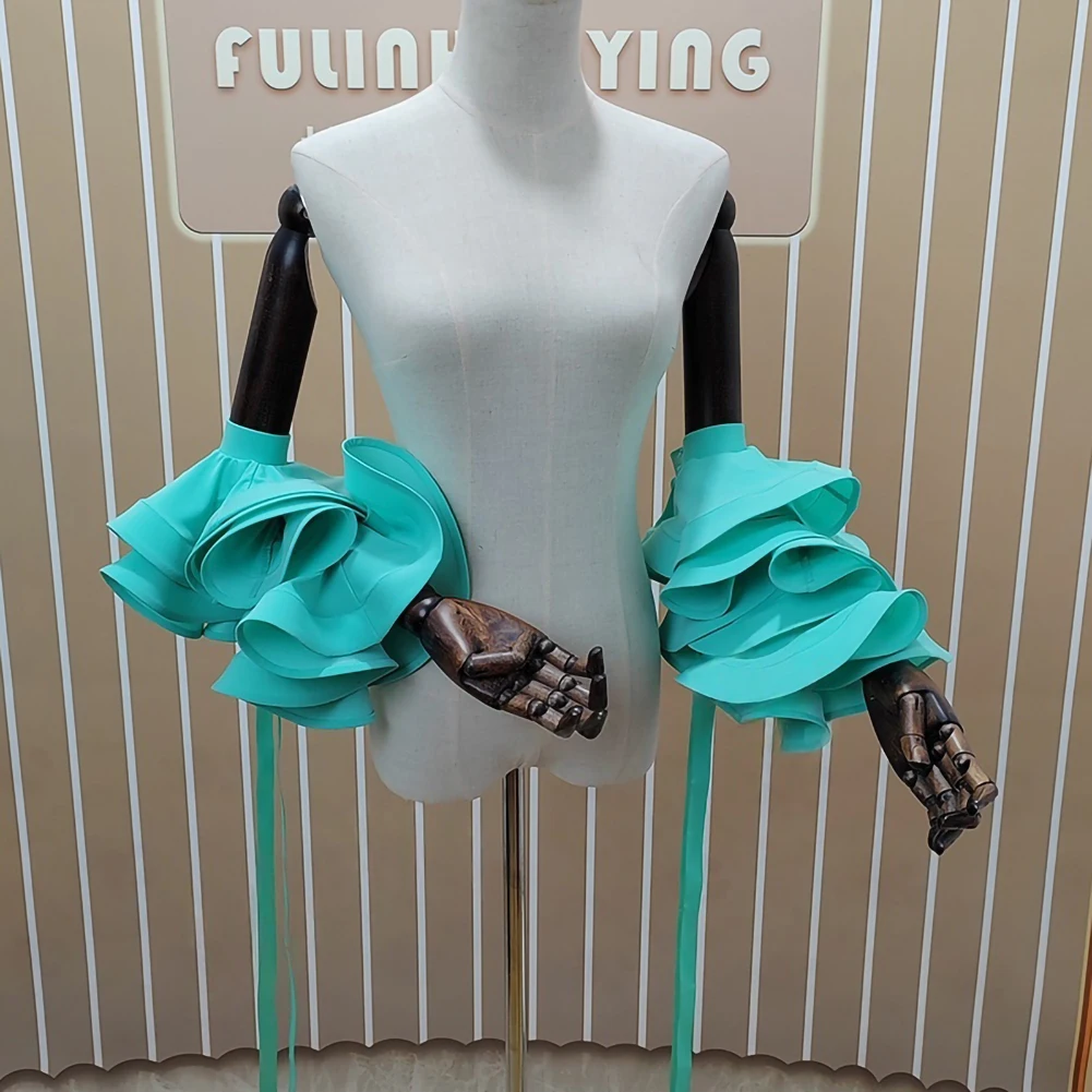 Dansarmdecoratie zwart podium nieuwe nationale standaard blauw rood grote drijvende mouw ballroomdans geel visgraat groot kant