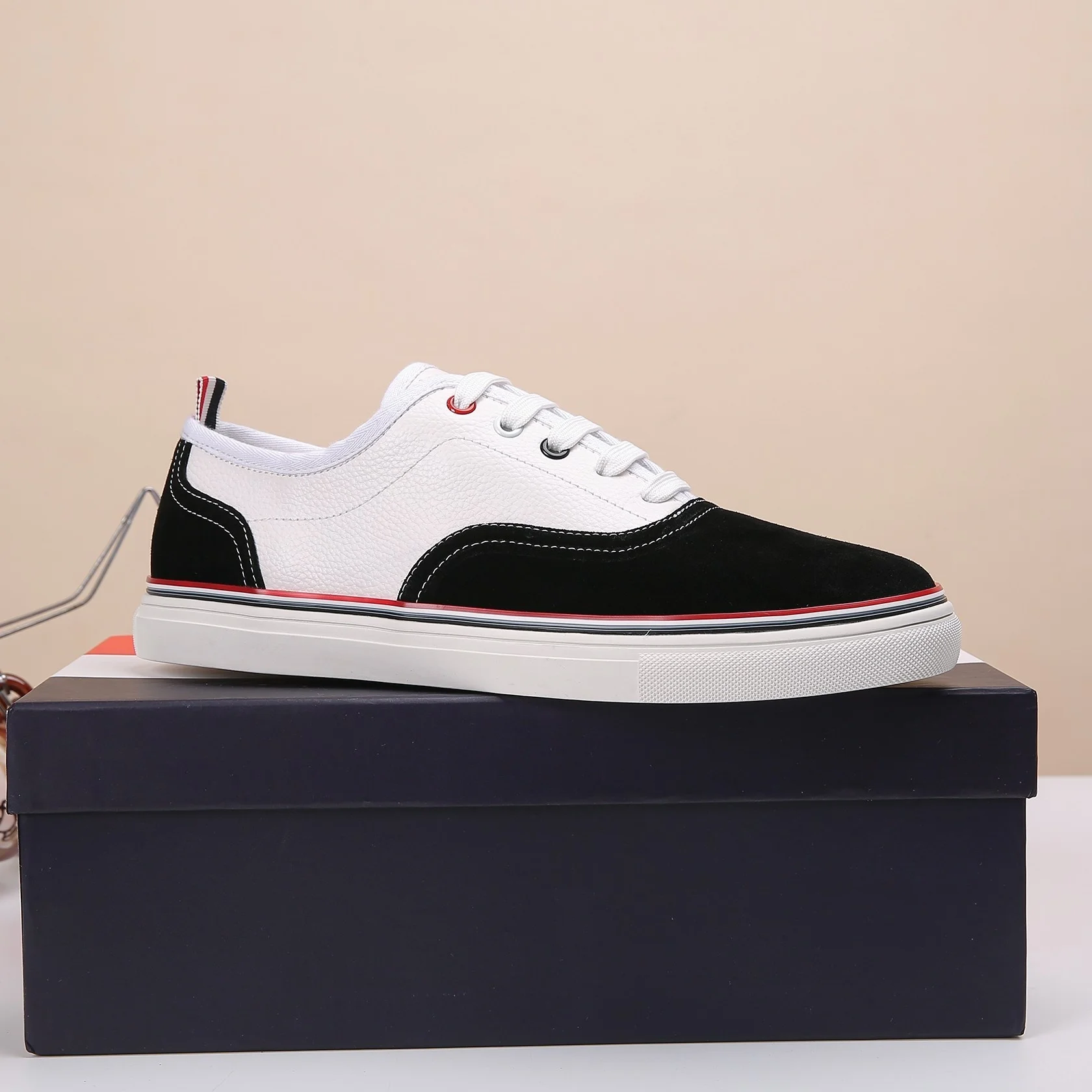 أحذية جلدية رجالية كاجوال مريحة أحذية الكريكيت أحذية رياضية عصرية للرجال أحذية قيادة خفيفة الوزن