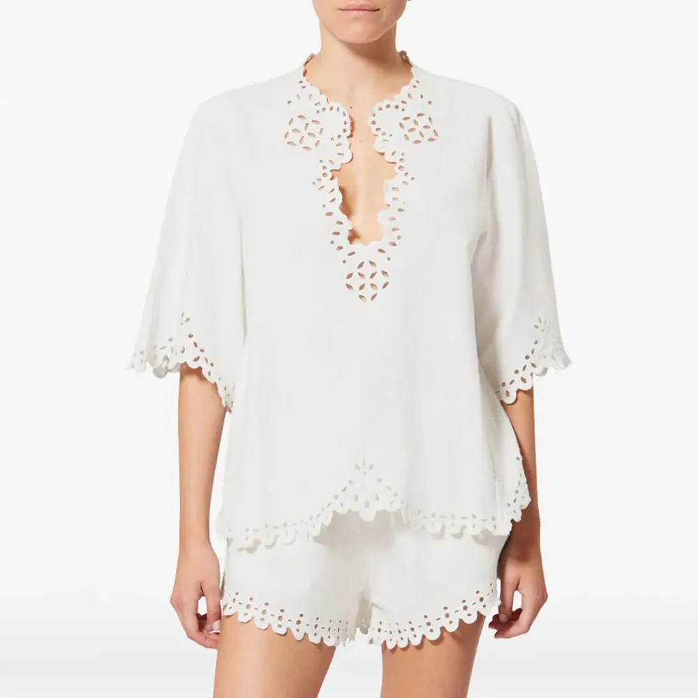 

Новинка 2026: Комплект из рубашки с V-образным вырезом, ажурной вышивкой и рукавом до локтя и шорт — Свободный и универсальный женский топ