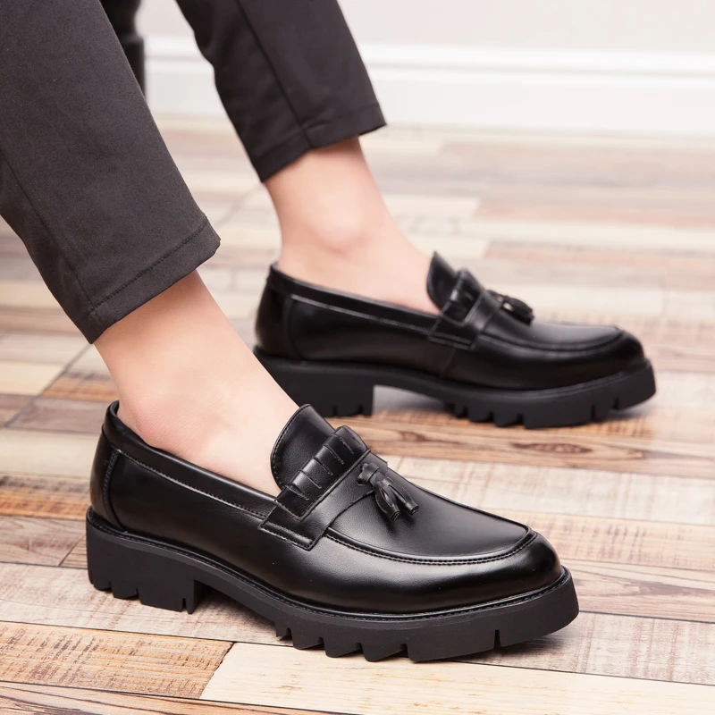 Classic Black Men's Comfortable Thick Soled Tassel Casual Small Leather Shoes High Quality Breathable Pointed Anti Slip Loafers