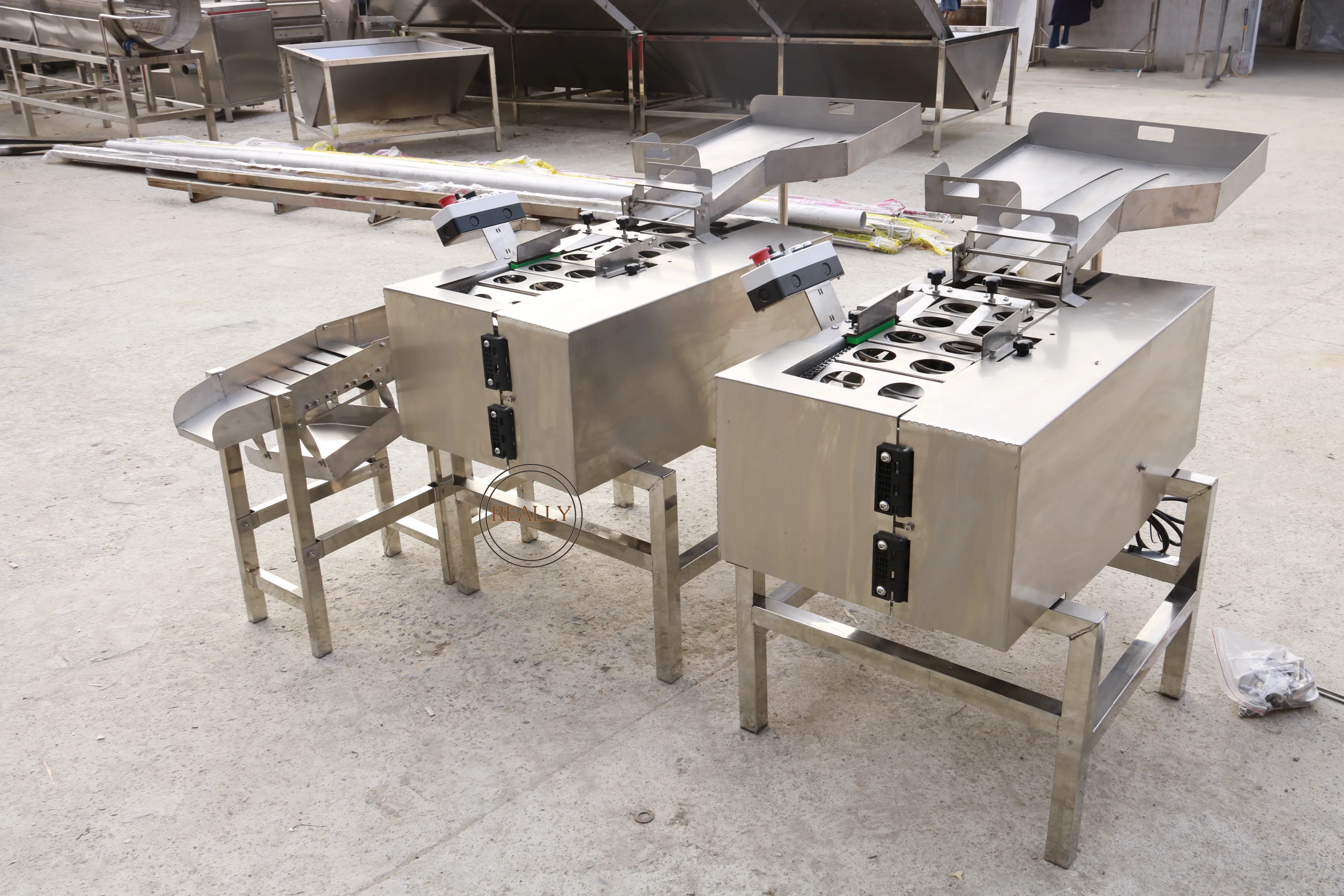 آلة فصل صفار البيض البيض الأبيض الأوتوماتيكية من الفولاذ المقاوم للصدأ فاصل البيض