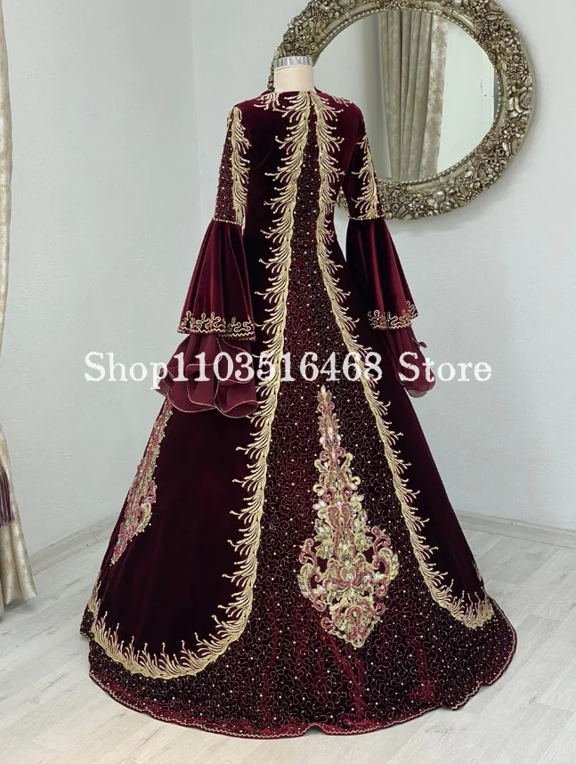 Burgundy Middle Eastern Wedding Dress with Placket Long Sleeve Luxurious Gold Applique Lace Arabian Bridal Gown Robes De Soirée