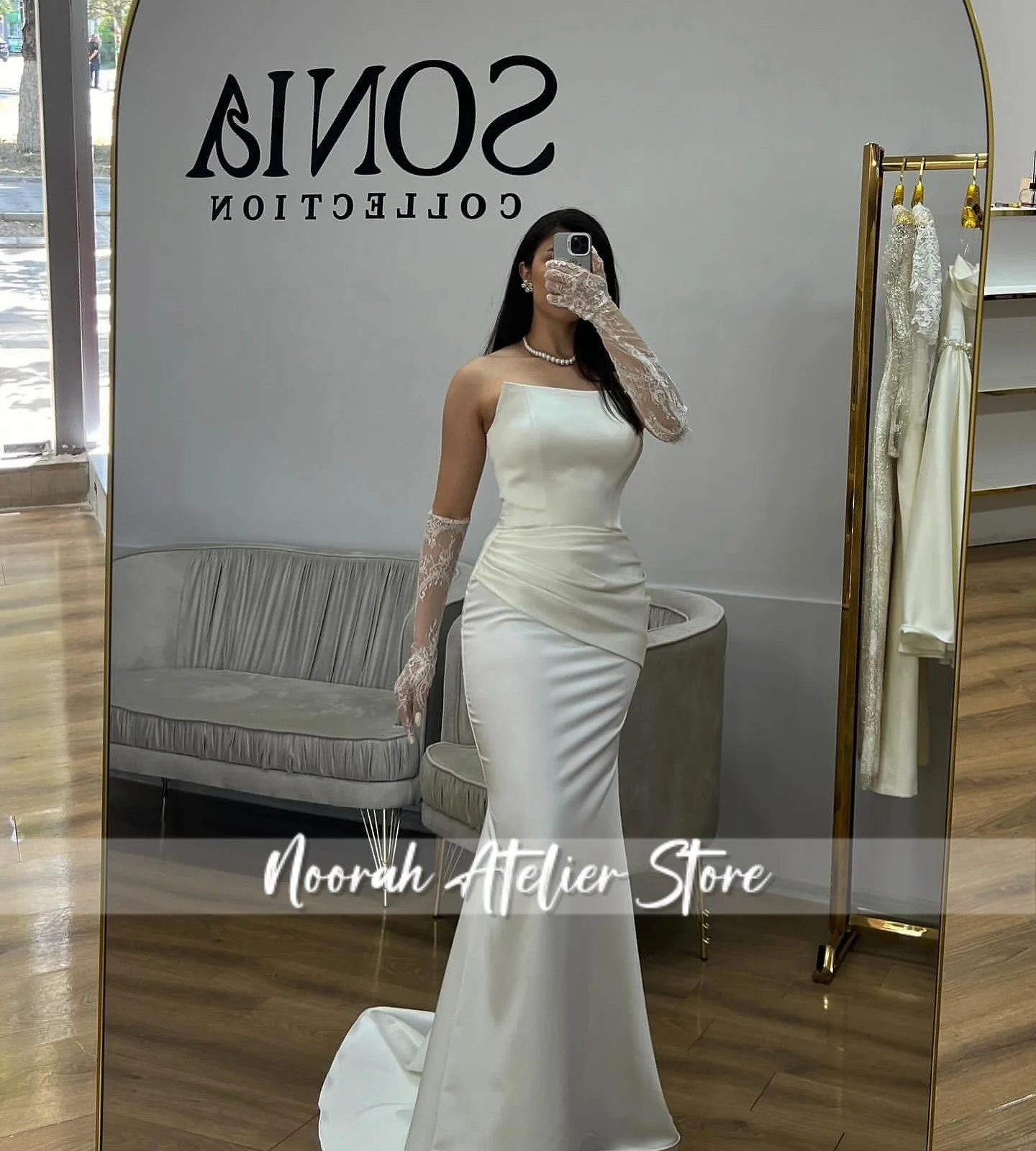 Abiti da sera di lusso semplici bianchi senza spalline 2025 con guanti in pizzo Dubai sirena abito da festa pieghe abito da ballo Personalizza