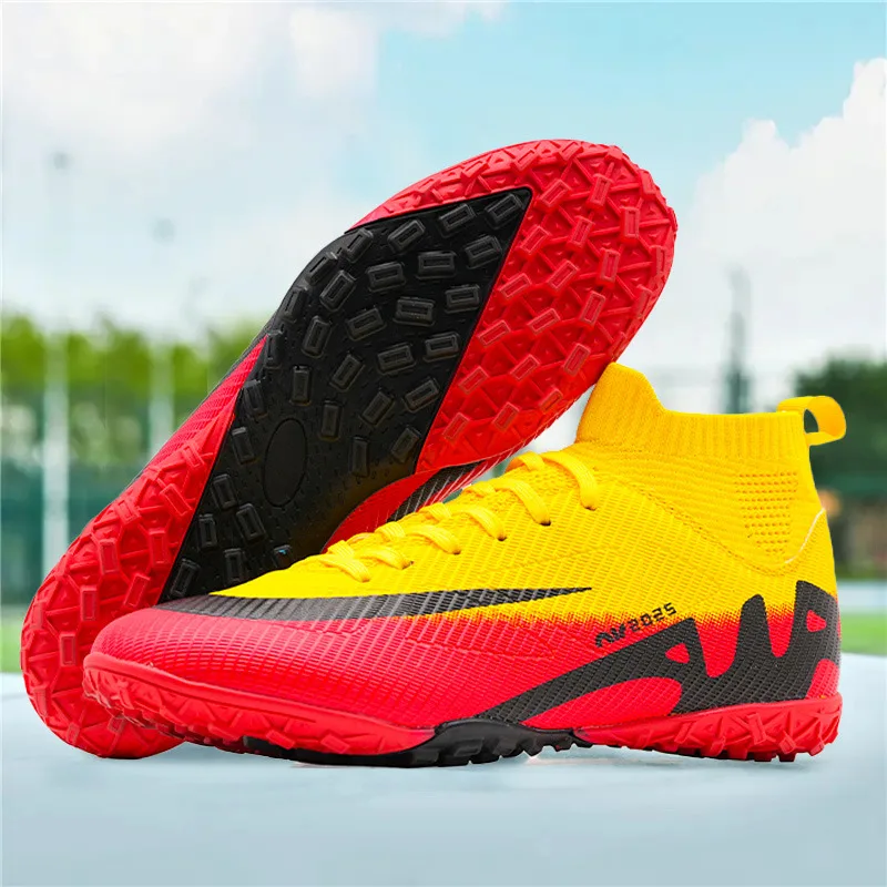 

Fashion High Top Men Soccer Shoes Light Non Slip Football Field Boots For Men Wearable Comfy Studded Boots Women botas de futbol