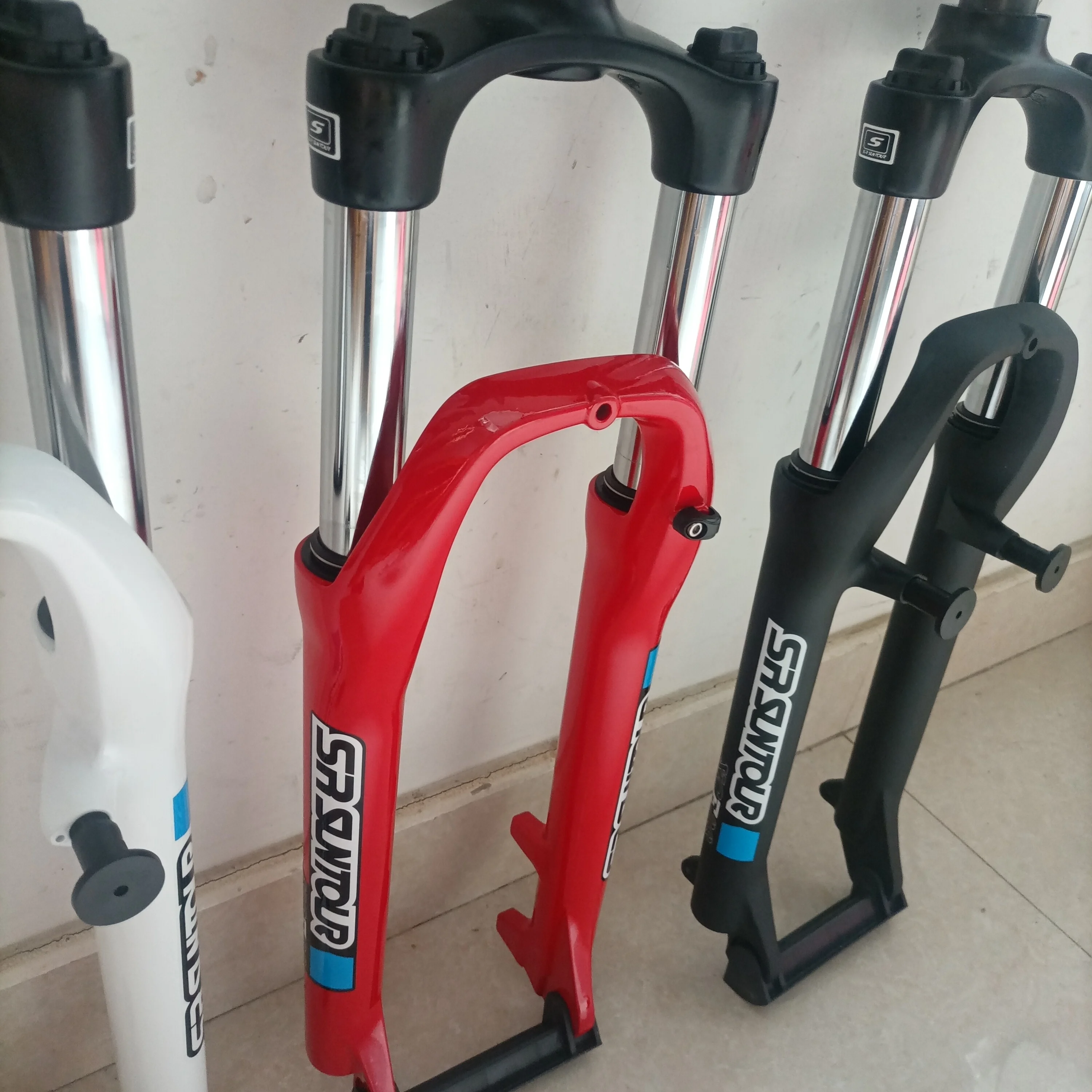 

SunTour Aluminum Alloy Mountain Bike Fork 26 Inch V Brake Disc Brake o Absorbing Front Part Easy to Use UV Bright Fini