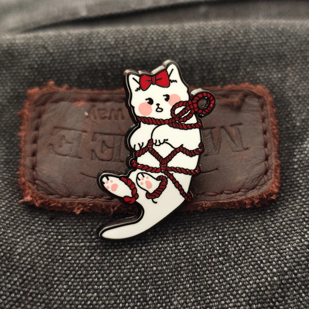 Japanische Katzen-Bondage-Brosche mit Seilbindung, Cartoon-Metallabzeichen, niedliche Katzen-Emaille-Pin, Halloween-Horror-Kostüm-Brosche