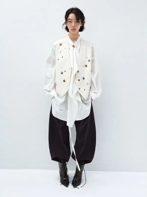 

Новая женская джинсовая жилетка с богатой отделкой, укороченная, на одной пуговице, из смесового шелка и хлопка, для ношения под одеждой.