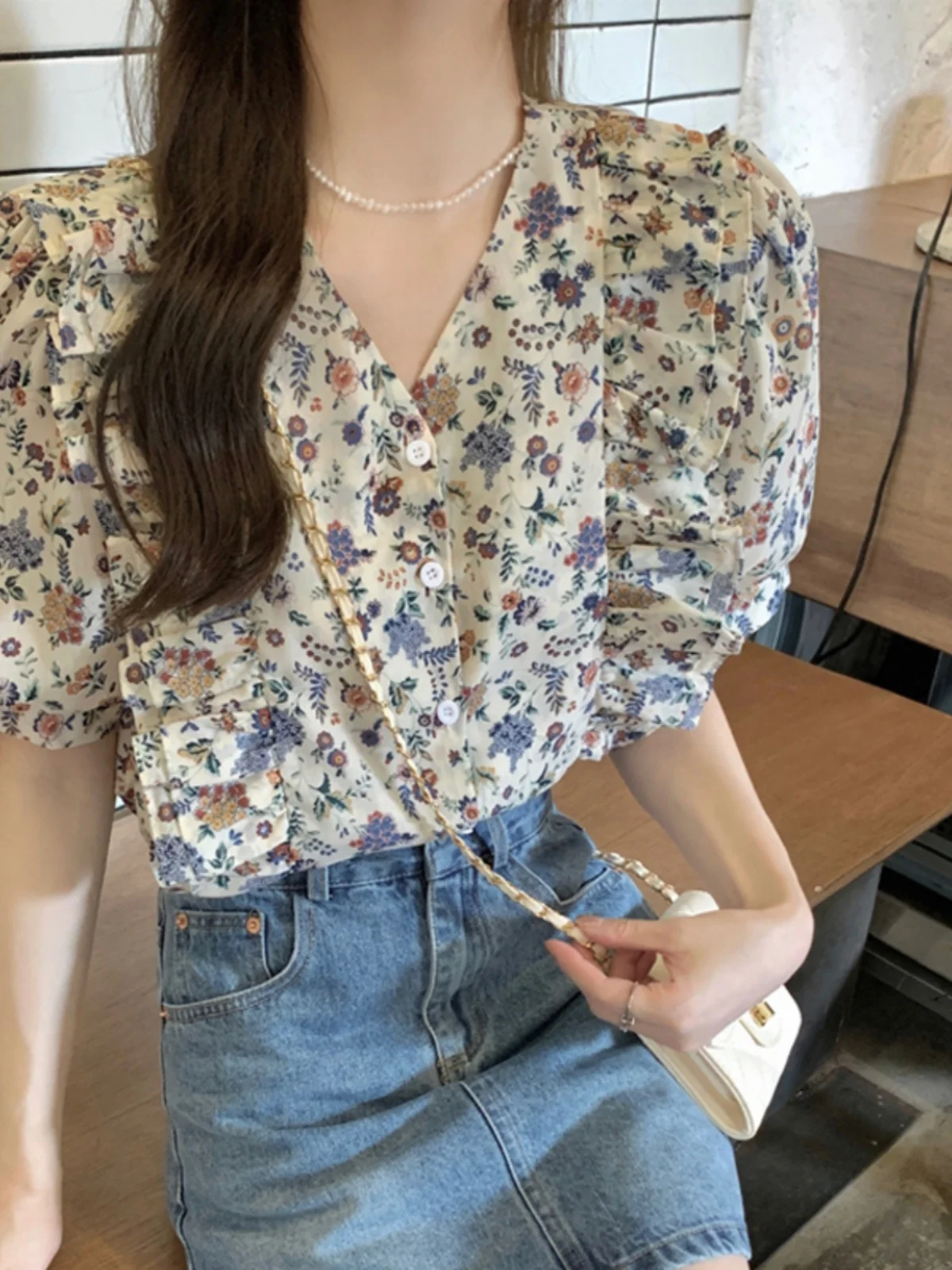قميص نسائي بأكمام قصيرة ورقبة على شكل حرف v مطبوع عليه زهور، أنيق صيفي عتيق، نمط حلو، أكمام فقاعية، فضفاض، نمط كوري للتنقل
