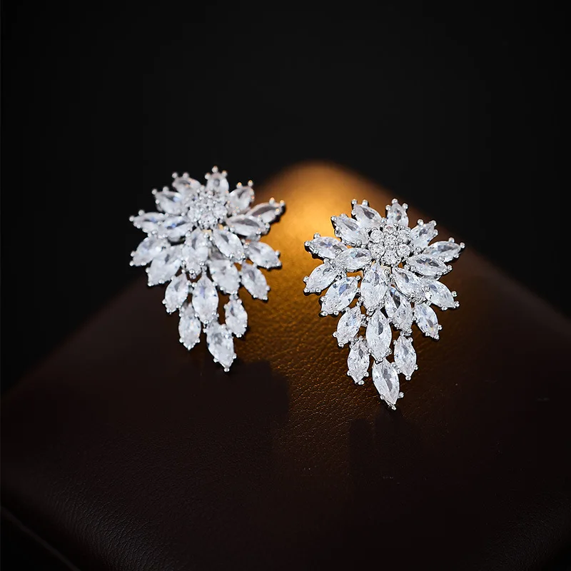 

New High-End Exquisite Micro-Inlaid Zircon Snowflake Earrings for Women S925 Silver Needle Niche Design Non-Pierced Ear Clips