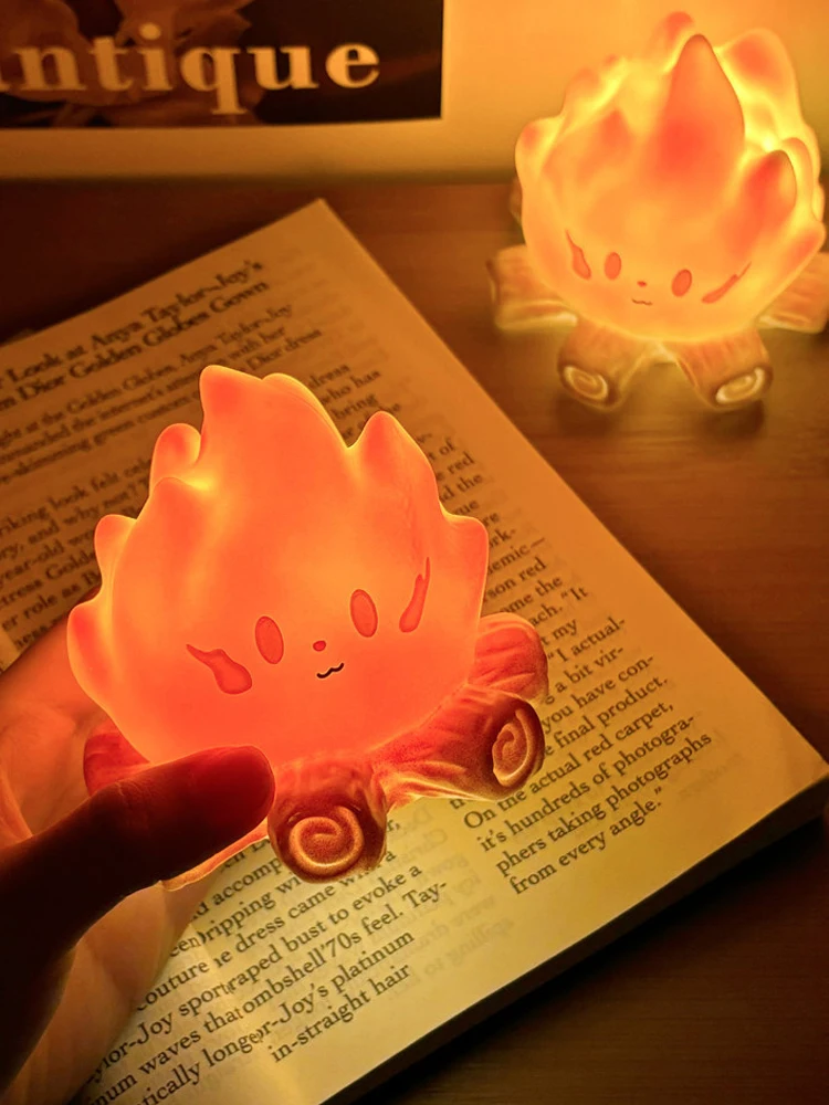 Mini Niedliche Cartoon-Lagerfeuer-Silikonlampe, Kreative LED-Flammensimulation Holzscheit-Lampe, Sanftes Leuchten Schlafzimmer-Ambiente-Deko Spielzeug