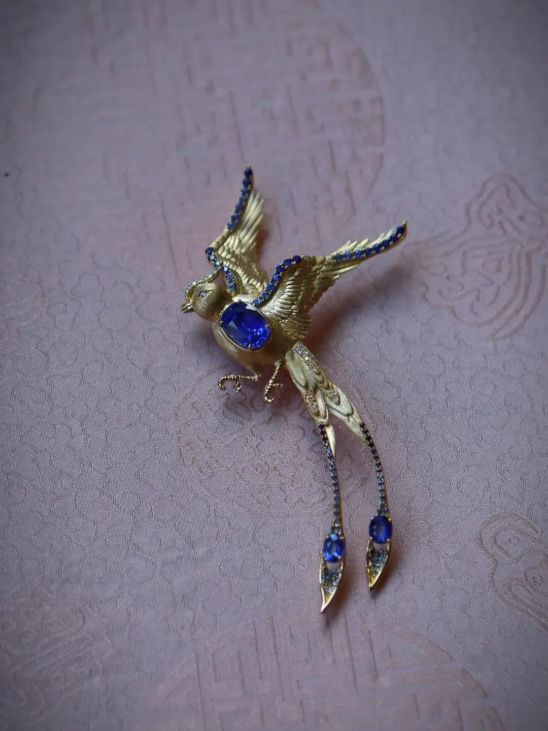 Newly arrived jewelry gold color Invisible inlaid blue zircon luck Long tailed bird brooch women High end luxury fashion brooch