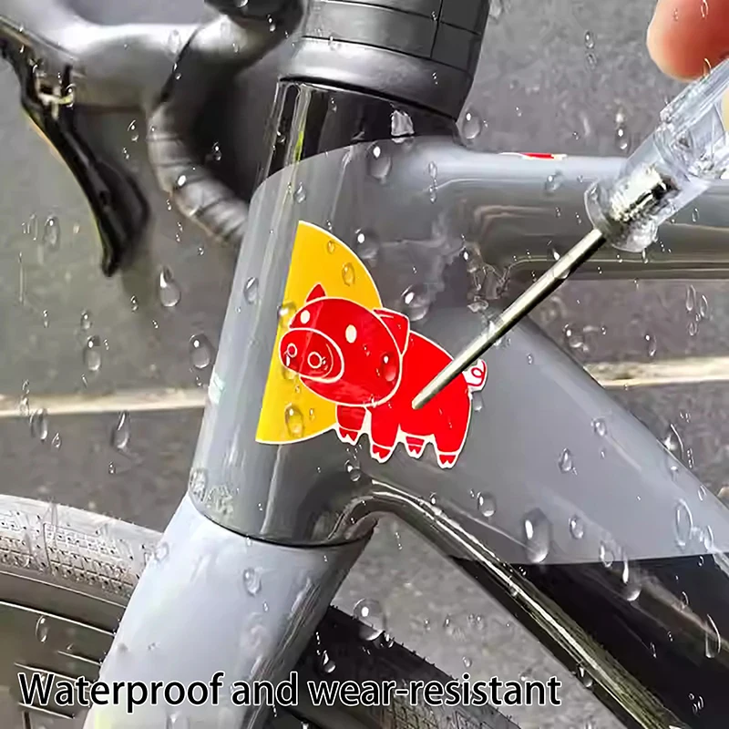 ملصقات مضحكة على شكل أنبوب رأس الدراجة، شارات زخرفية على شكل خنزير أحمر لخوذة مقود الدراجة، شارات أنبوبية علوية، ملصق فريق الدراجات #3