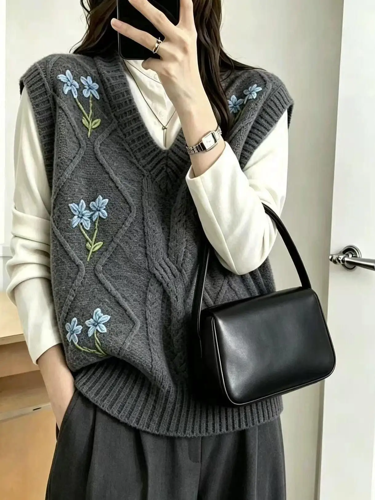 Autumn Winter V-Neck Embroidered Flower Knitted Vest Women's Loose Versatile Sweater Vest High-End Base Shirt Fashionable