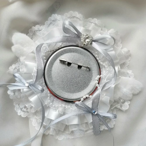 Imagen 1 del producto INS lindo conjunto de soporte de Pin de insignia de Anime de moda dulce encaje 58-75mm Itabag estuche de exposición insignia Clip soporte decoración regalo japonés para niños