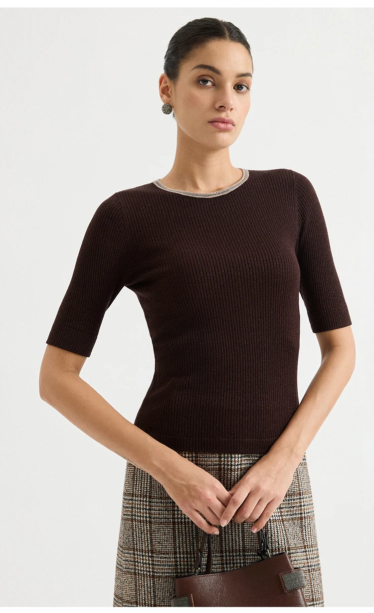 BY3621584 Damen-Pullover mit Rundhalsausschnitt aus Wollmischung, gerippt, kurze Ärmel, Kontrastkragen, Kettenverzierung, Schlüsselloch am Rücken, dezenter Luxus für den Herbst – Detail 10