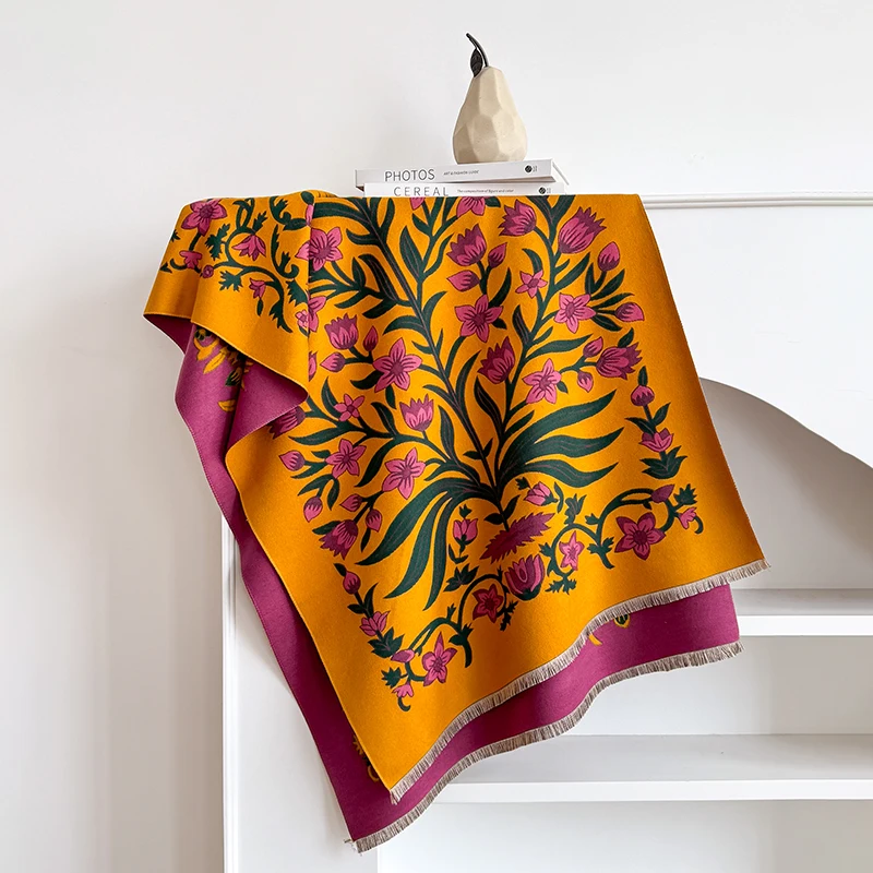 2025, Luxusmarke Damen-Winterschal aus Kaschmir – Pashmina-Schal mit Blumenmuster, Quasten, Bandana und Poncho – Detail 2