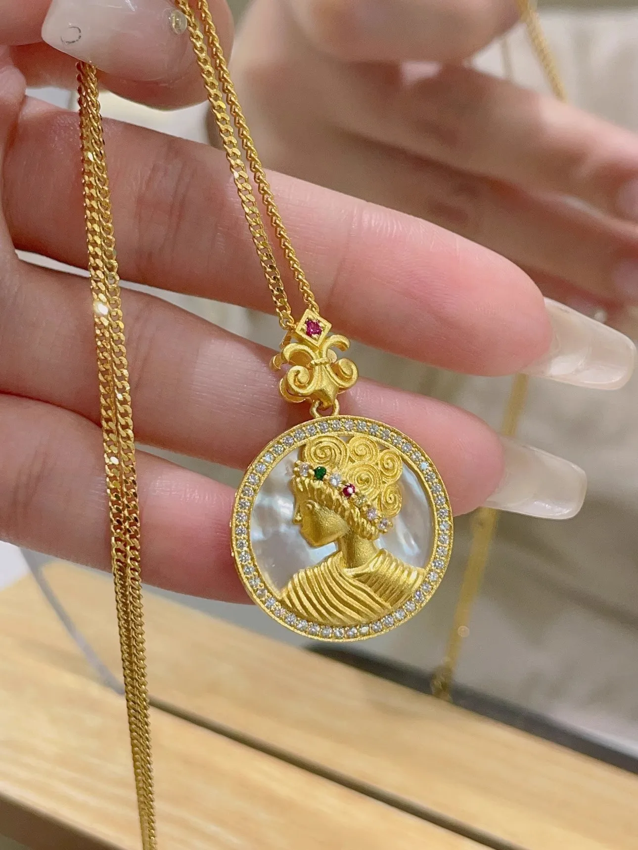 9999 24K real gold retro court style White Shell Queen necklace light luxury high fashion super expensive
