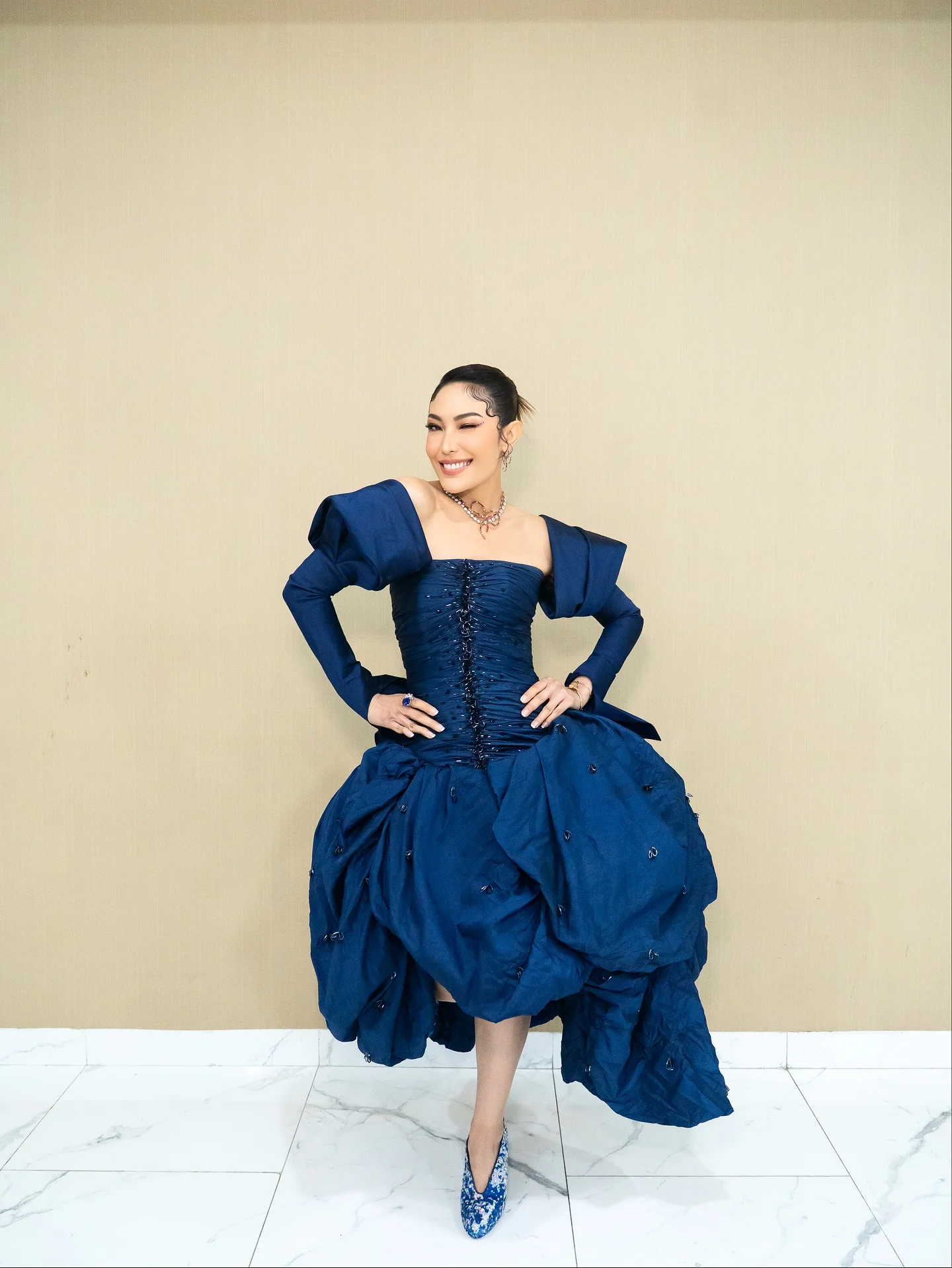 Design chique alta baixa vestidos de festa à noite azul marinho miçangas babados vestido de celebridade pageant vestido exclusivo feminino baile de formatura vestido formal