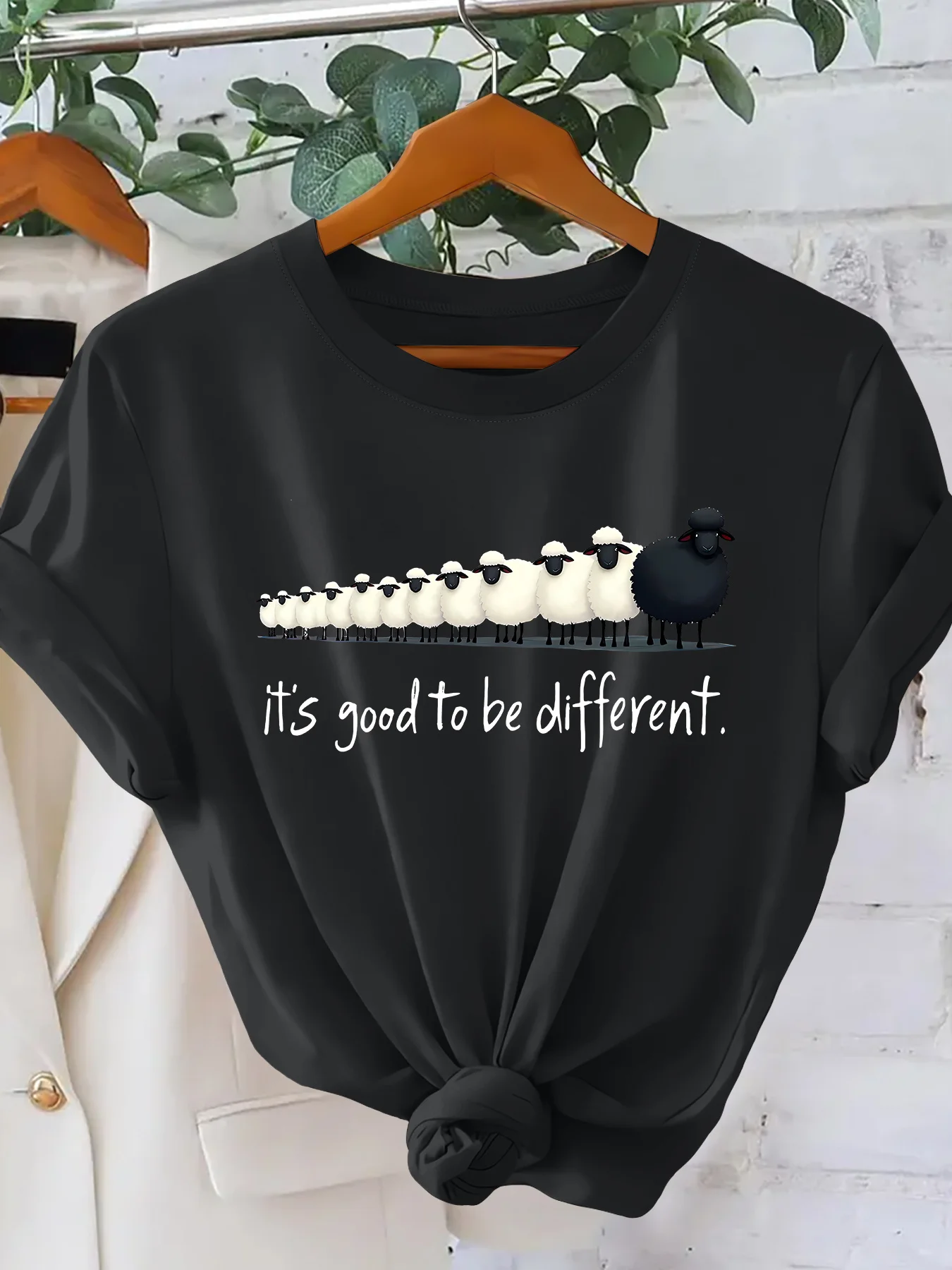 Unique Black Sheep Queue Fun Illustration Printed Women's T-shirt Illustration Round Neck Short Sleeve Fun Enthusiast Travel Top