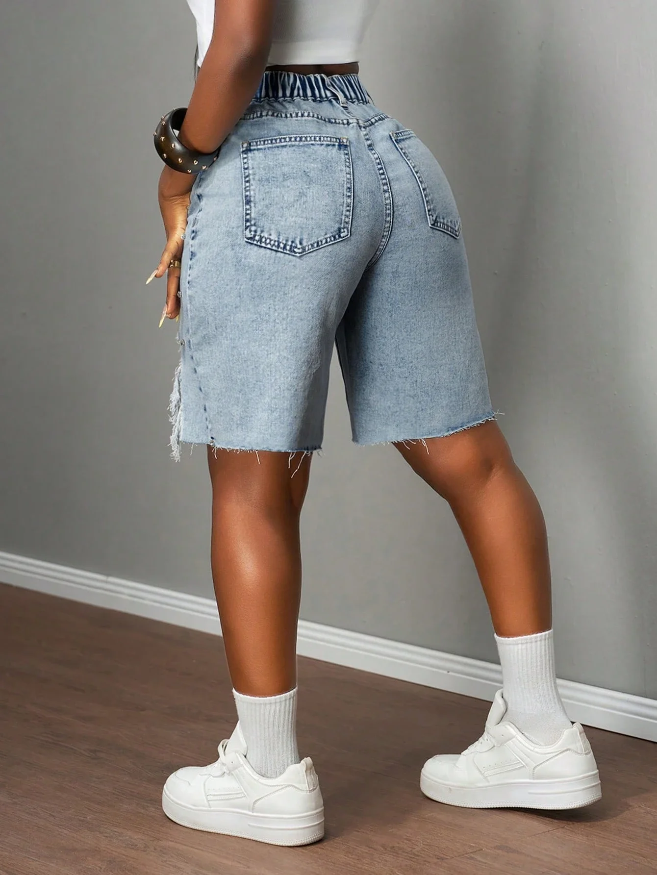 

Джинсовые шорты с высокой талией, рваные, с кристаллическими заклепками, светло-голубые, свободного кроя, бермуды