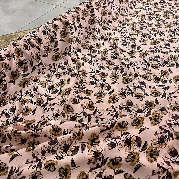 

1 метр 100% шелковой ткани из тутового шелкопряда, 15 момме, креп-шелк, светло-розовый цвет, с цветочным принтом кофейного оттенка, ширина 140 см (55 дюймов), продается на метры, XX421