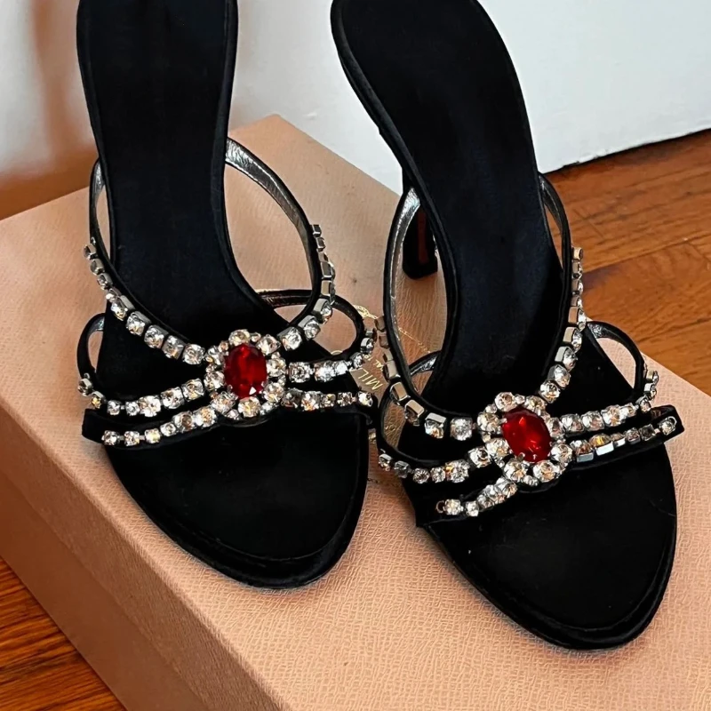 

Summer 2025 New Fashionable Gemstone Vintage Water Diamond Chain Strap Sandals for Women with Thin Heels and Retro High Heels