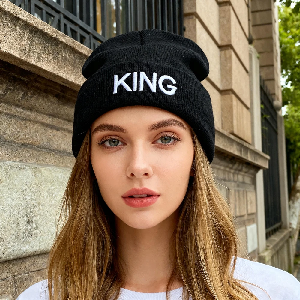 قبعتان شتوية محبوكة مطرزة ثلاثية الأبعاد بشعار KING and QUEEN، أغطية رأس ناعمة ومريحة وعصرية للنساء في الشتاء