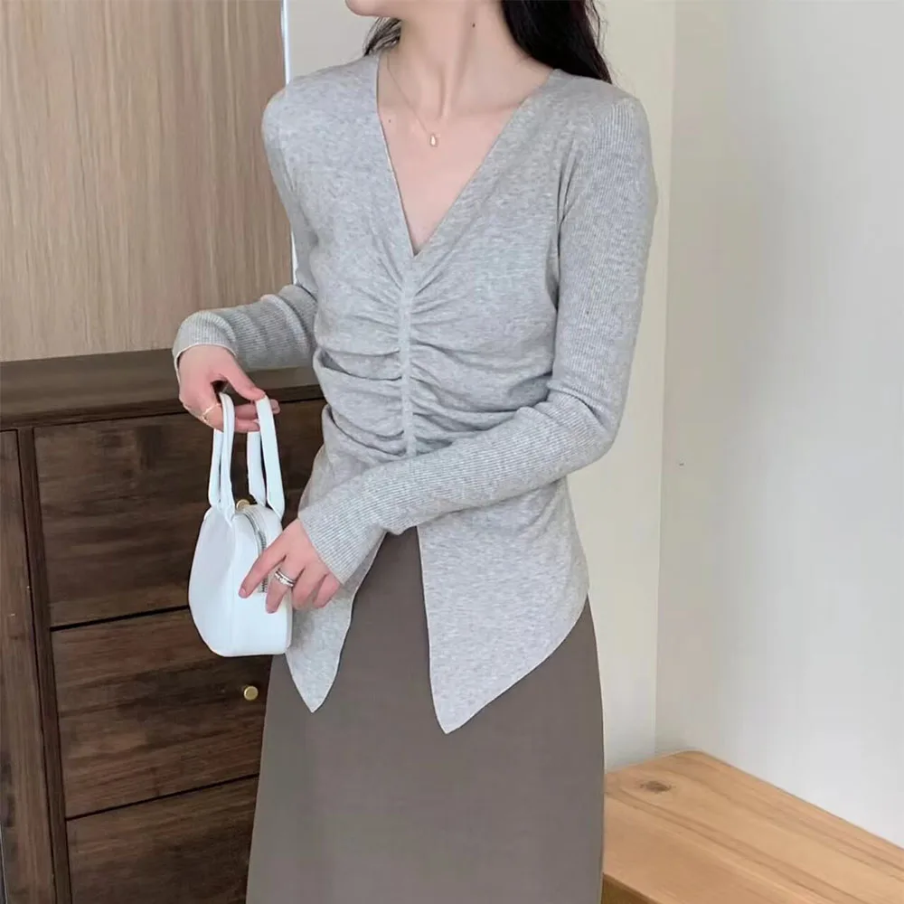 

Autumn 2024 new women's casual fashion Joker slim xianshou commuter needle pleated V-neck knit top sweater