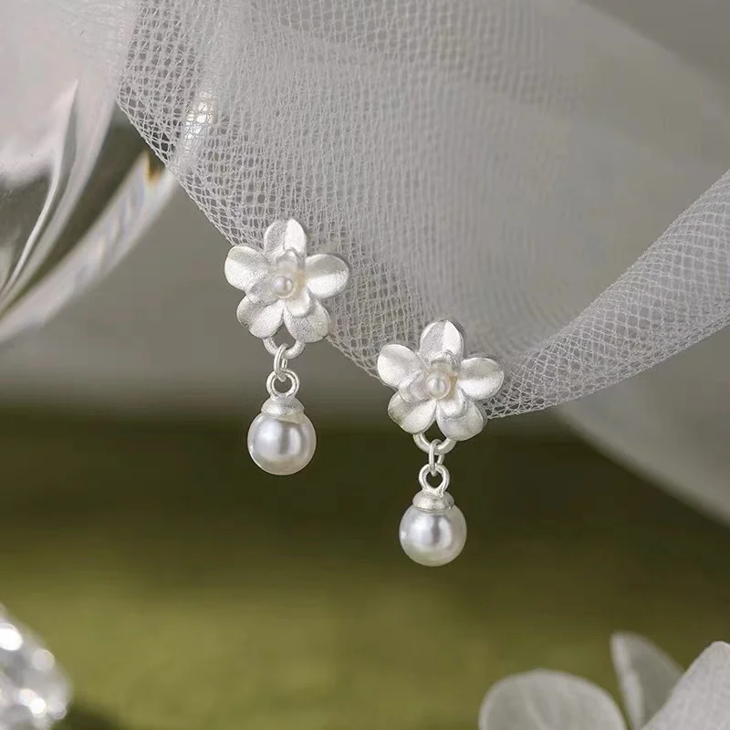 Simple and Stylish Flower Imitation Pearl Pendant Earrings, Suitable for Women's Daily Wear, Holiday Accessories and Gifts